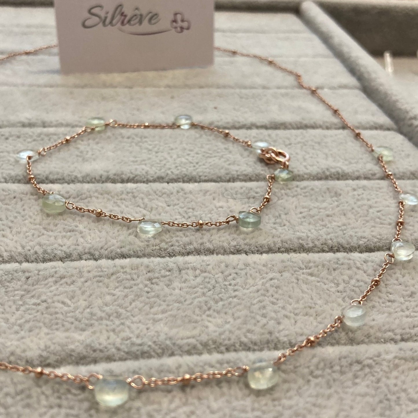 Goldsmith's knot bracelet in Ag. 925, embellished with small colored crystals.