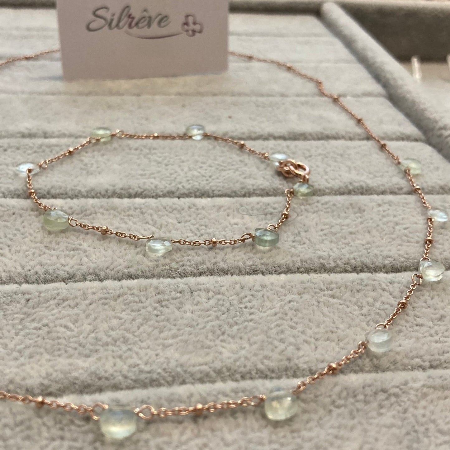 Goldsmith's knot bracelet in Ag. 925, embellished with small colored crystals.