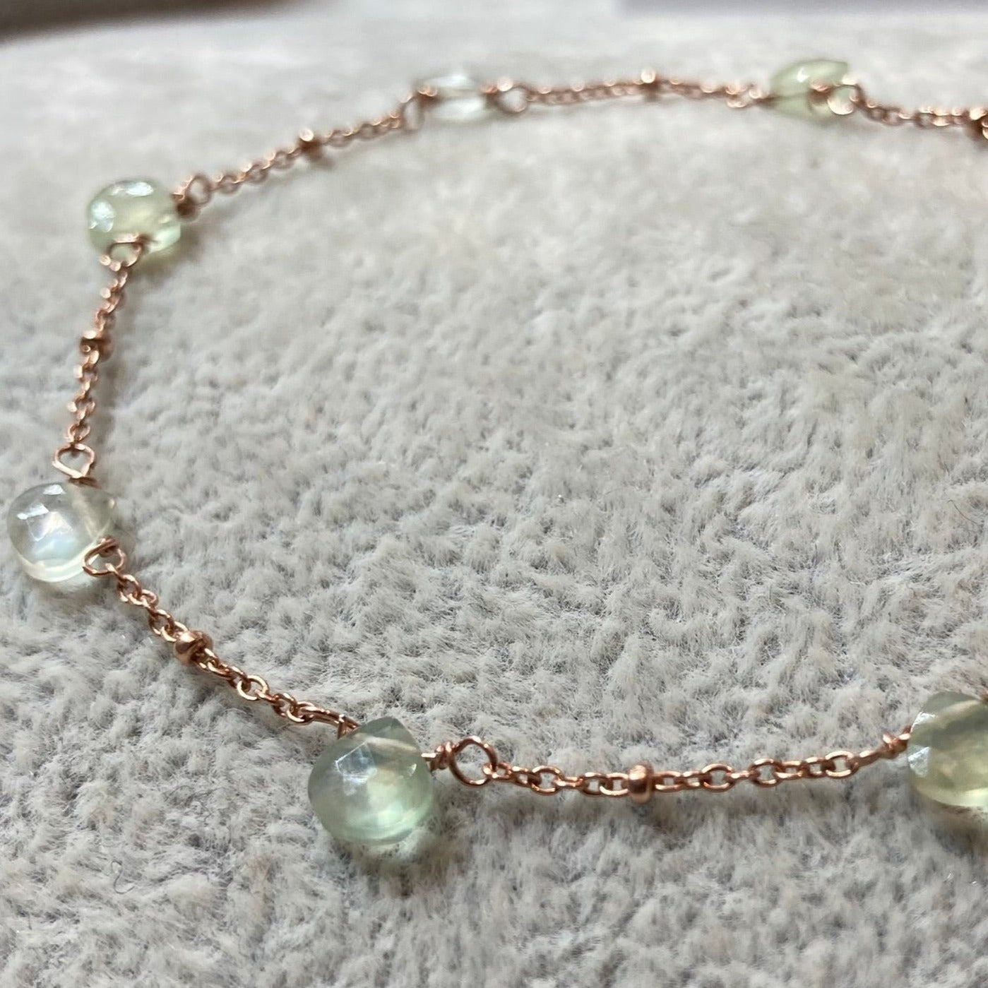 Goldsmith's knot bracelet in Ag. 925, embellished with small colored crystals.