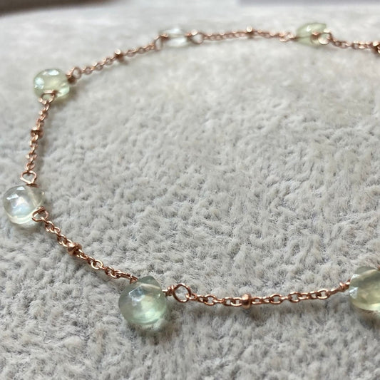 Goldsmith's knot bracelet in Ag. 925, embellished with small colored crystals.