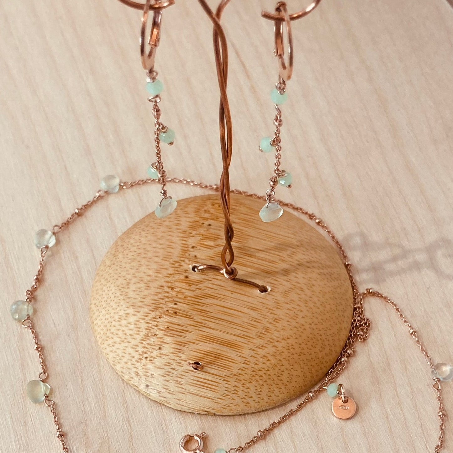 Goldsmith's knot bracelet in Ag. 925, embellished with small colored crystals.