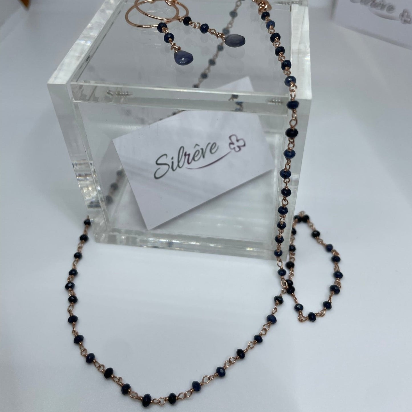 Goldsmith's knot bracelet in Ag. 925, embellished with small colored crystals.