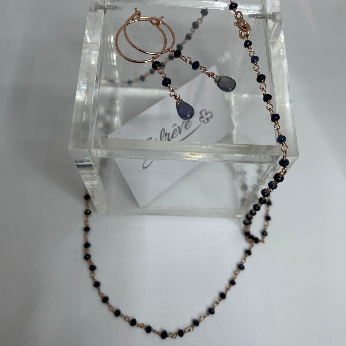 Goldsmith's knot bracelet in Ag. 925, embellished with small colored crystals.