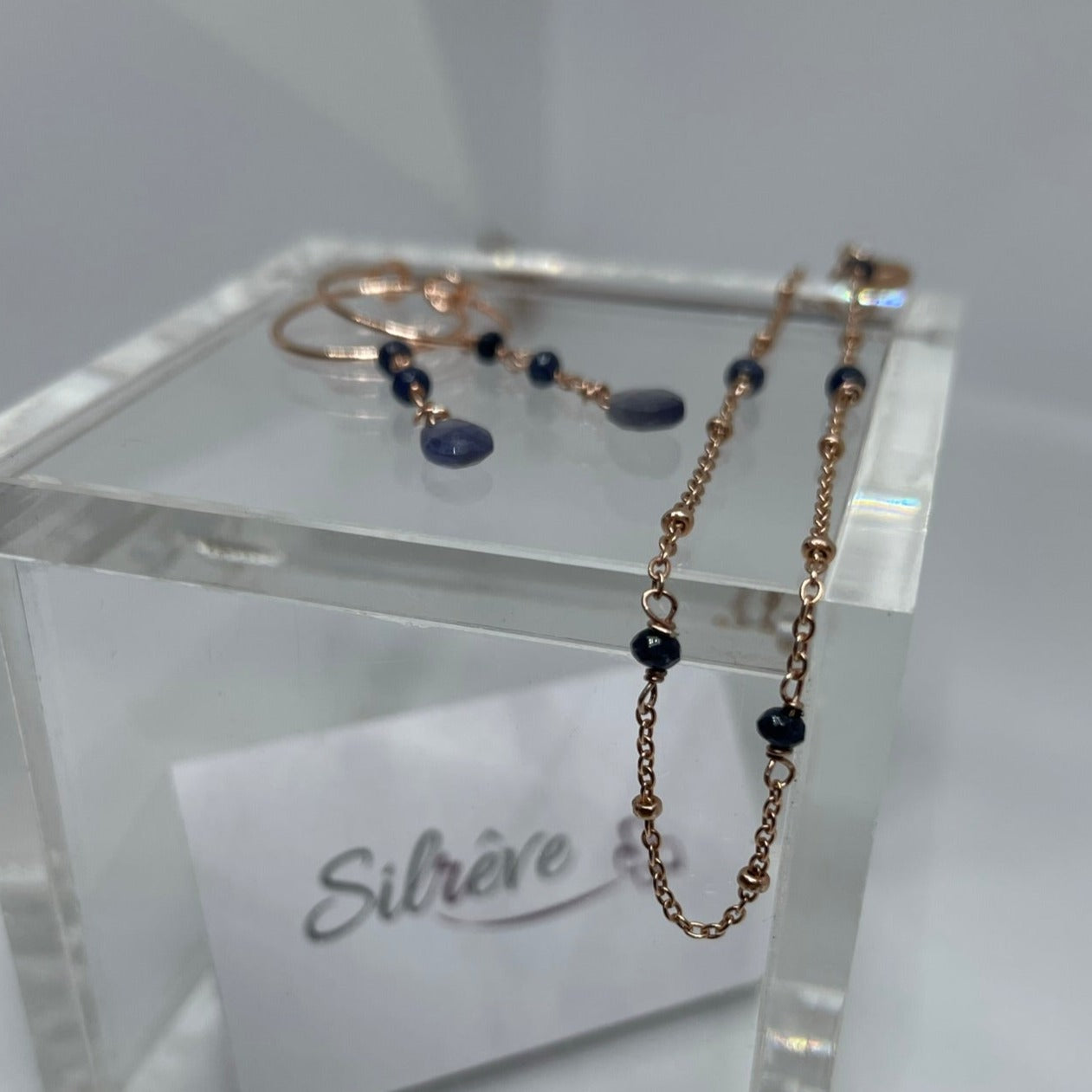 Goldsmith's knot bracelet in Ag. 925, embellished with small colored crystals.