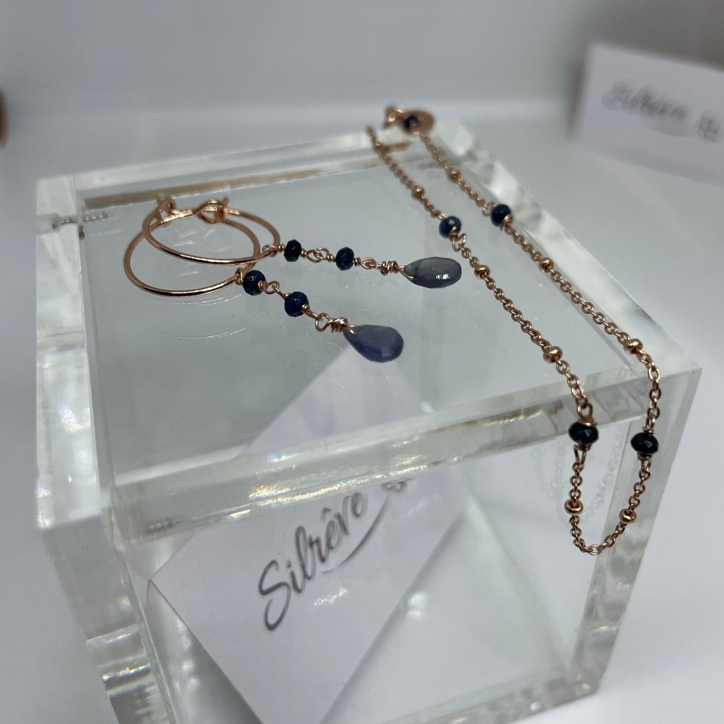 Goldsmith's knot bracelet in Ag. 925, embellished with small colored crystals.