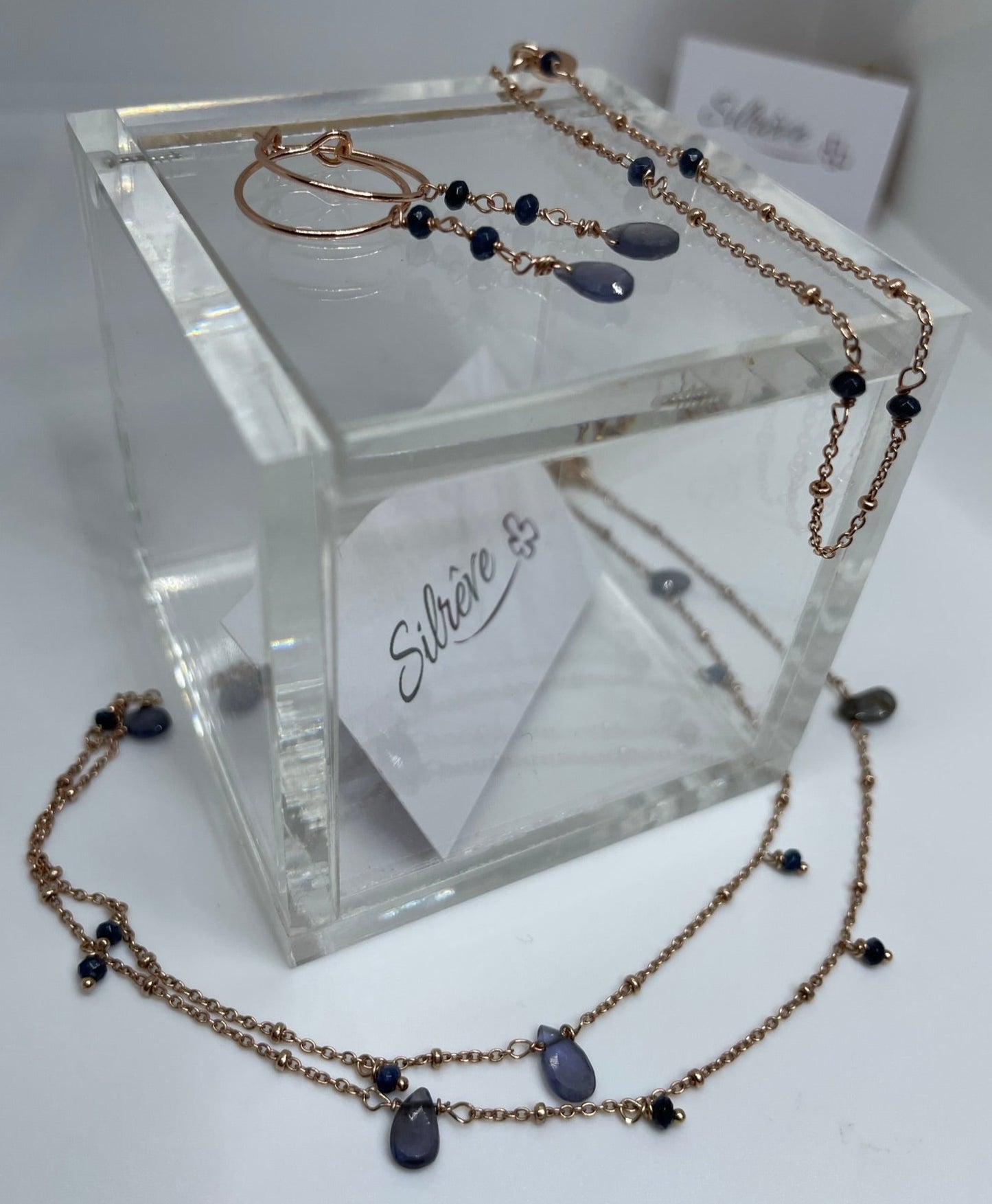 Goldsmith's knot bracelet in Ag. 925, embellished with small colored crystals.