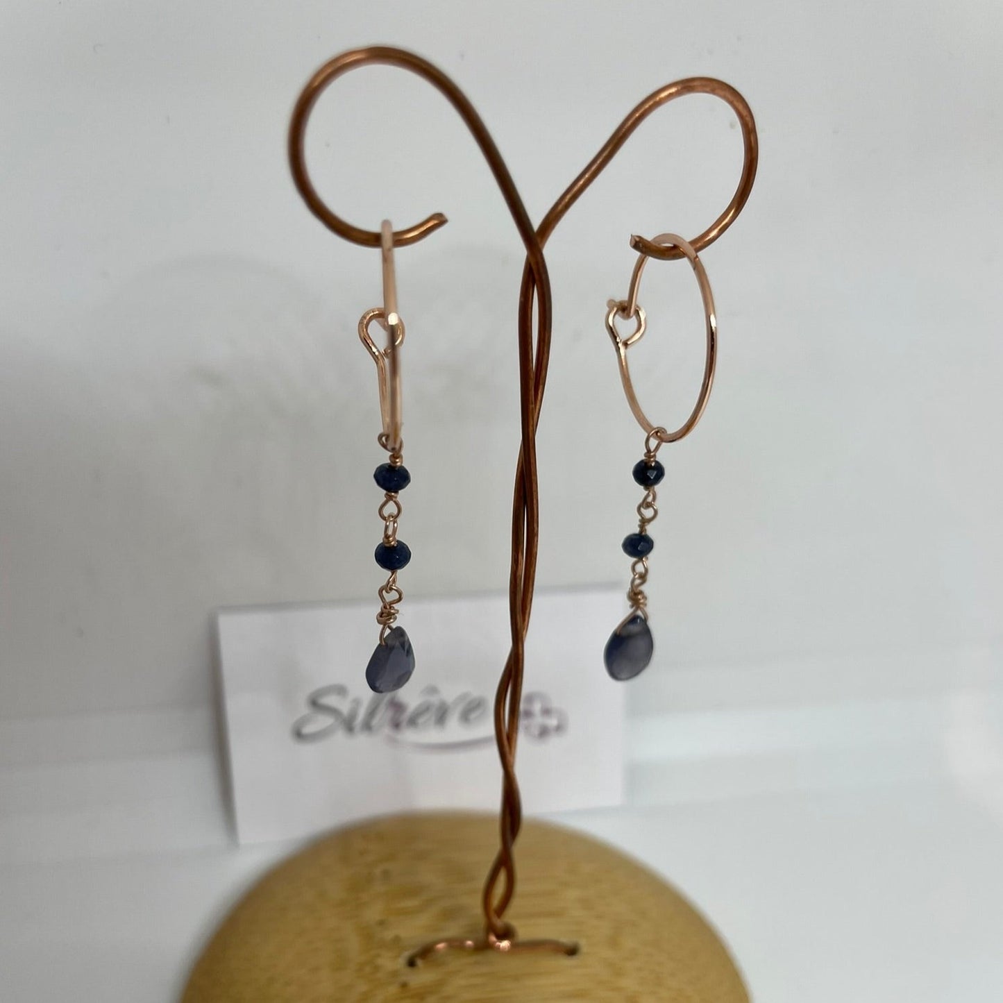 Goldsmith's knot bracelet in Ag. 925, embellished with small colored crystals.