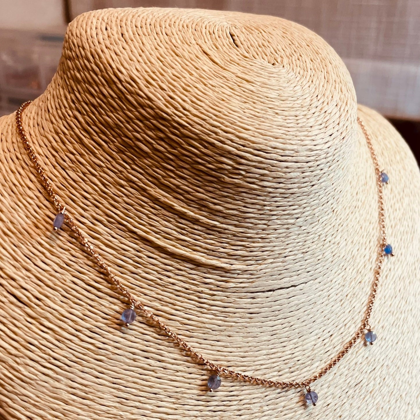 Goldsmith's knot bracelet in Ag. 925, embellished with small colored crystals.