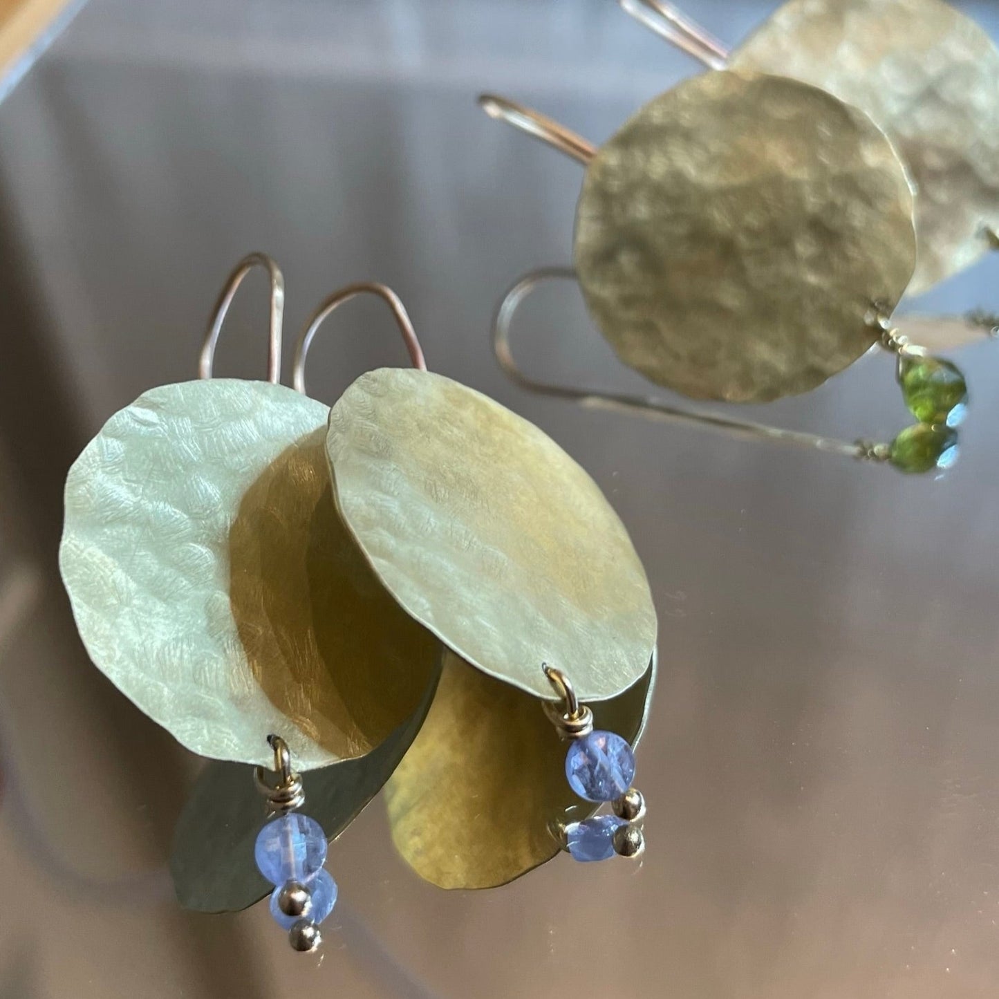 Orecchini pendenti in ottone satinato con pietra o cristallo