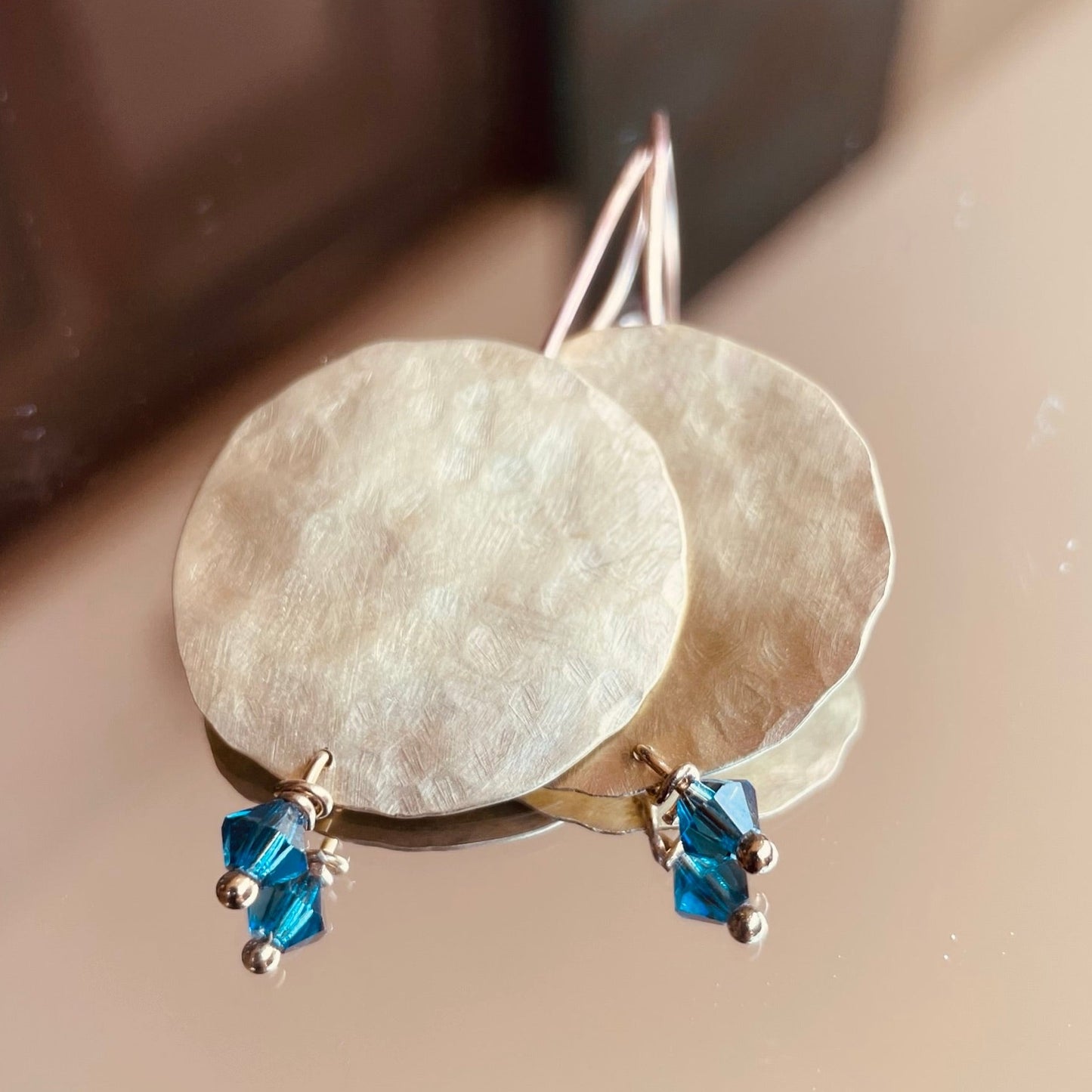 Orecchini pendenti in ottone satinato con pietra o cristallo