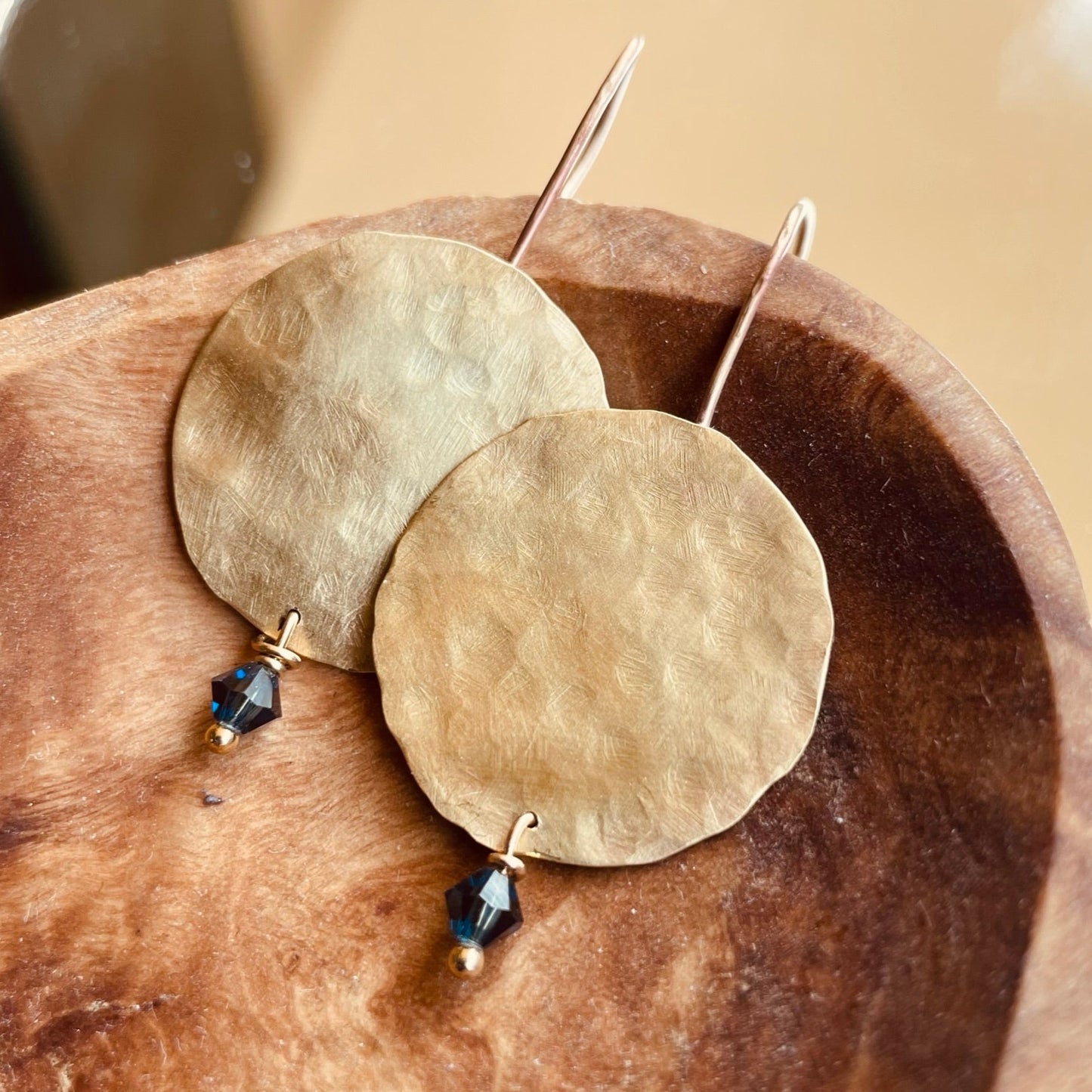 Orecchini pendenti in ottone satinato con pietra o cristallo