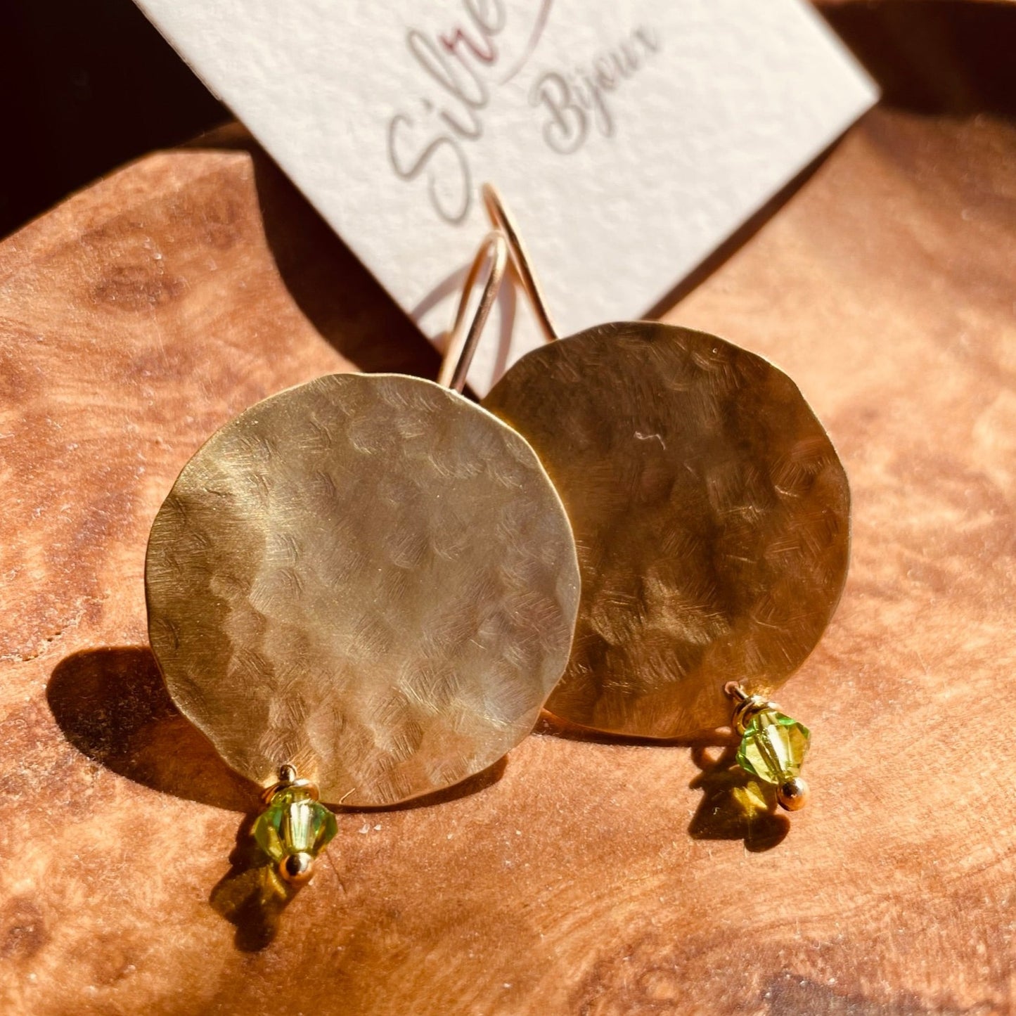 Orecchini pendenti in ottone satinato con pietra o cristallo