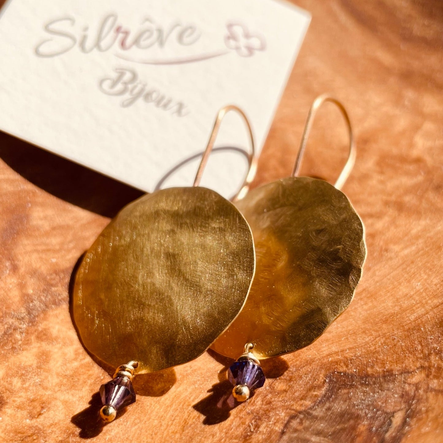 Orecchini pendenti in ottone satinato con pietra o cristallo