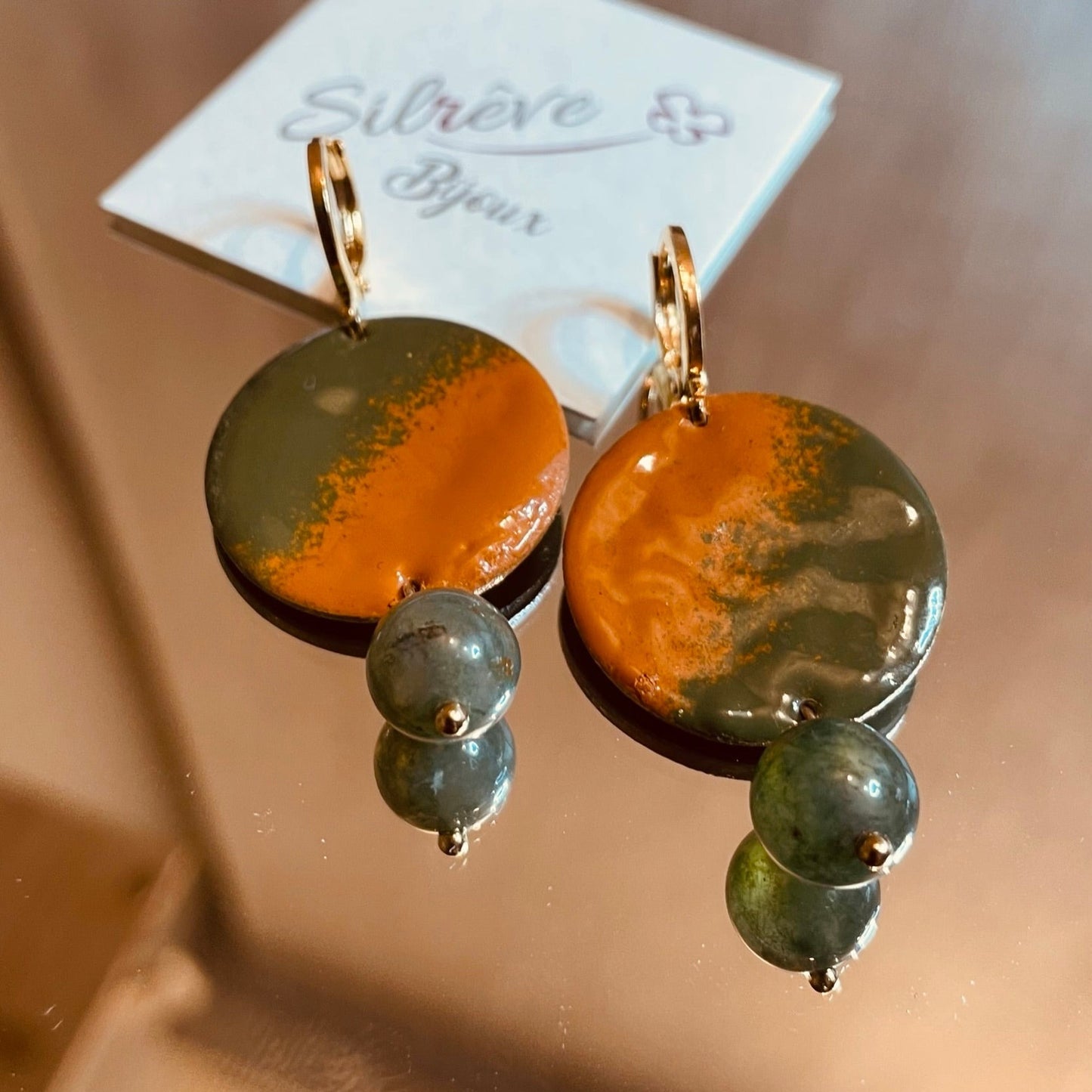 Earrings in antiqued copper, hammered effect, embellished with hard stone: green agate. Cognac/green colour