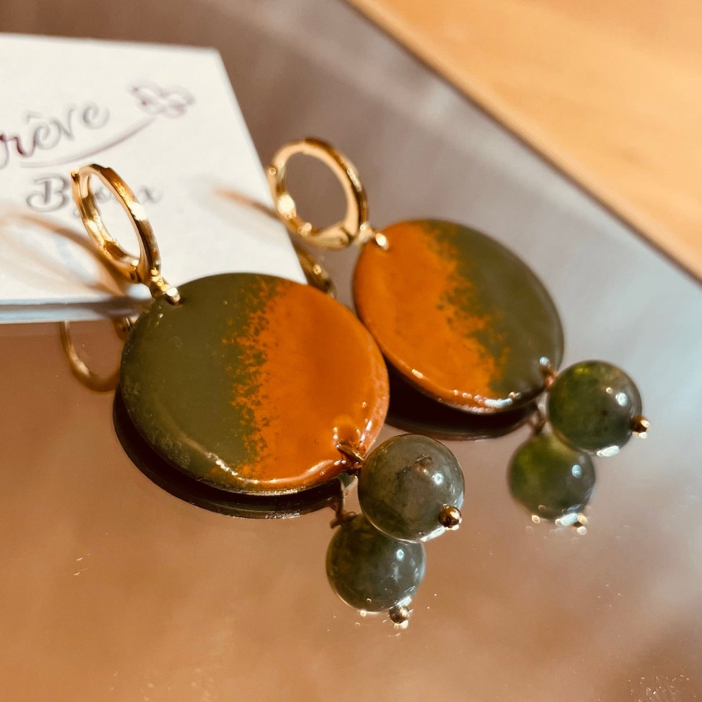 Earrings in antiqued copper, hammered effect, embellished with hard stone: green agate. Cognac/green colour