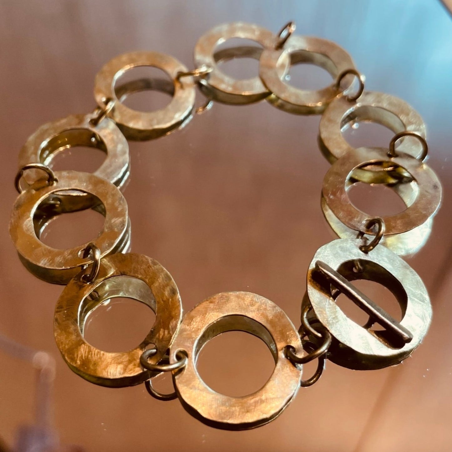 Bracciale in ottone martellato e satinato, realizzato a mano