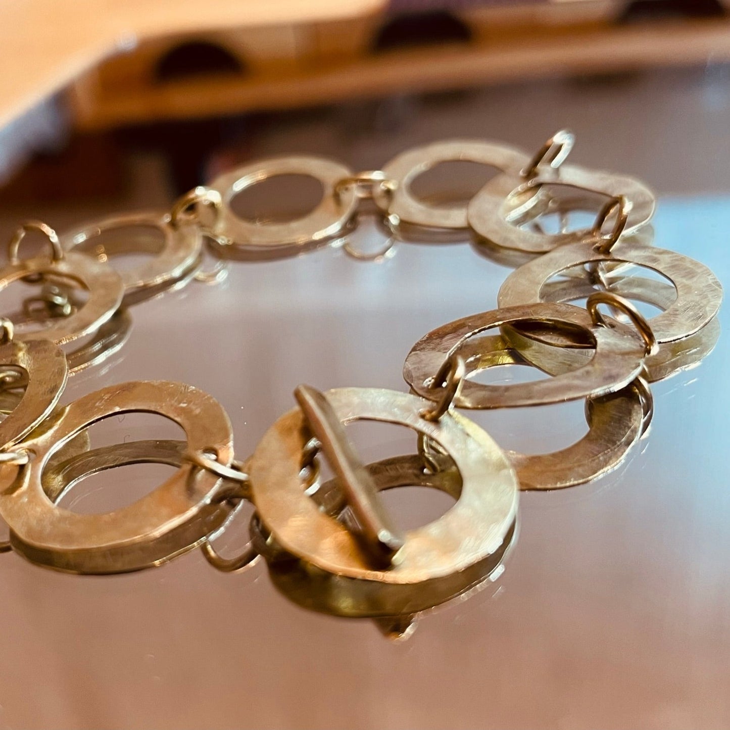 Bracciale in ottone martellato e satinato, realizzato a mano