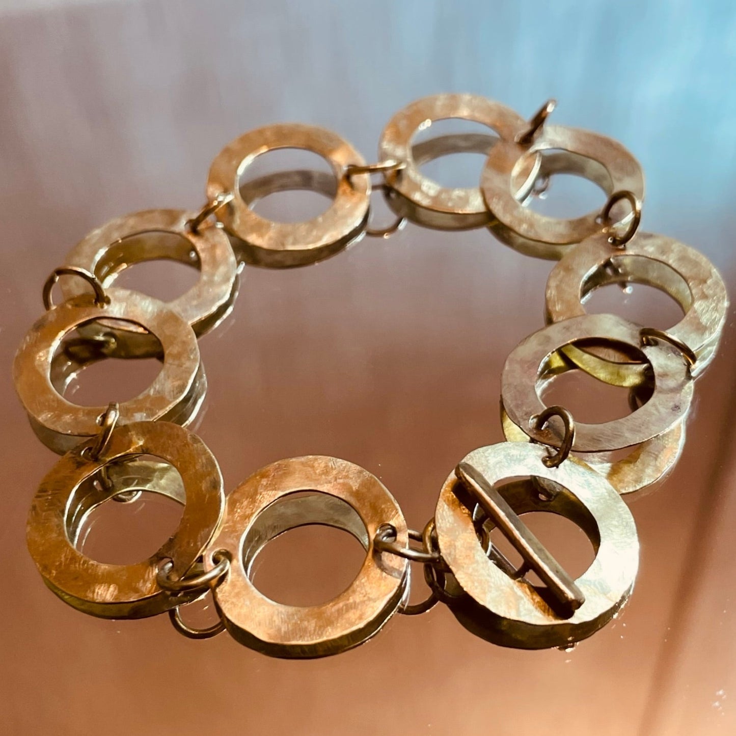 Bracciale in ottone martellato e satinato, realizzato a mano