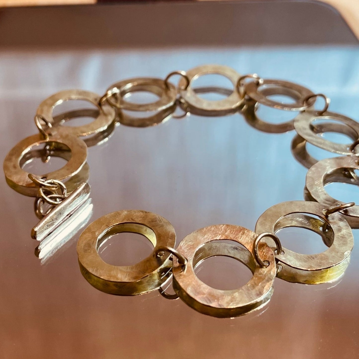 Bracciale in ottone martellato e satinato, realizzato a mano