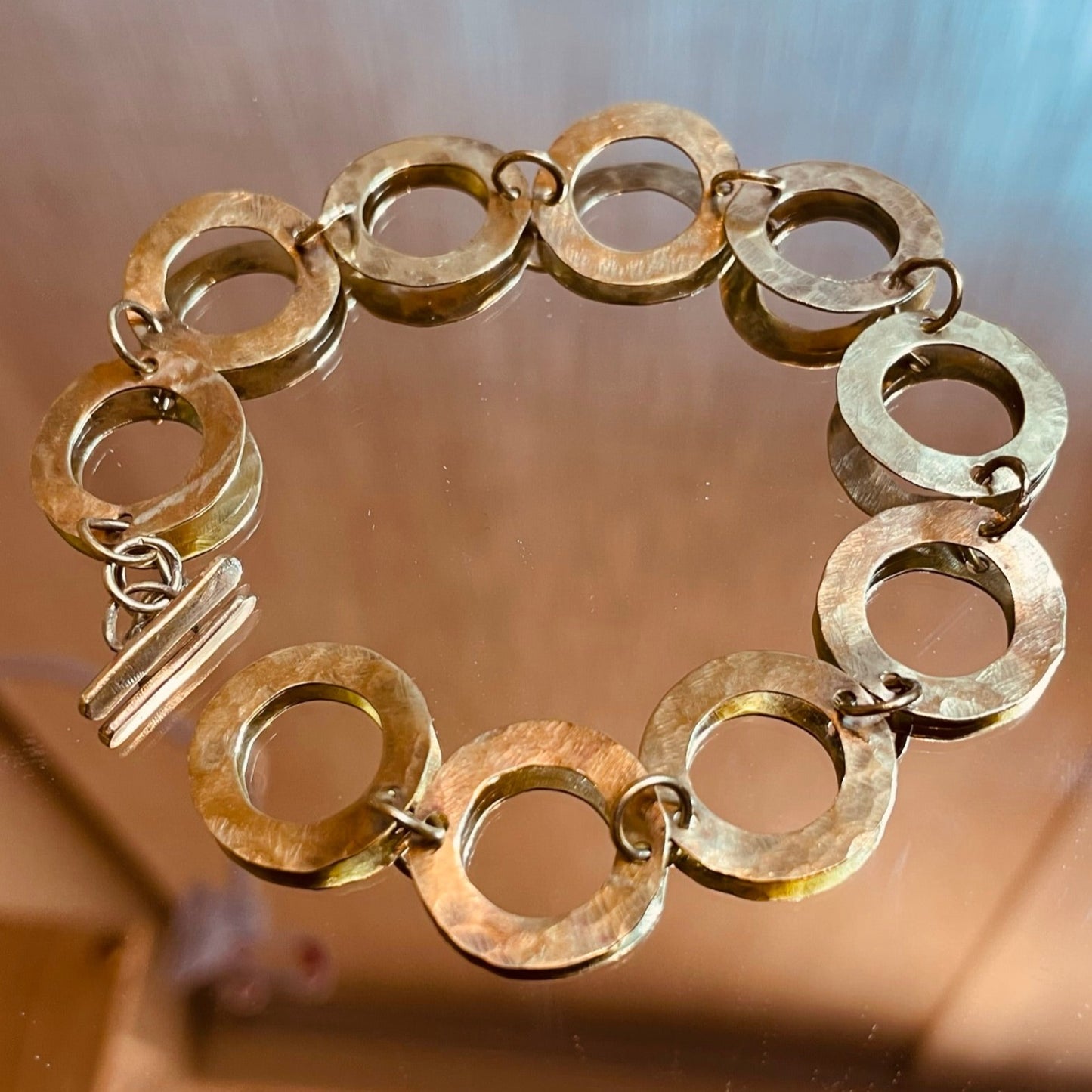 Bracciale in ottone martellato e satinato, realizzato a mano