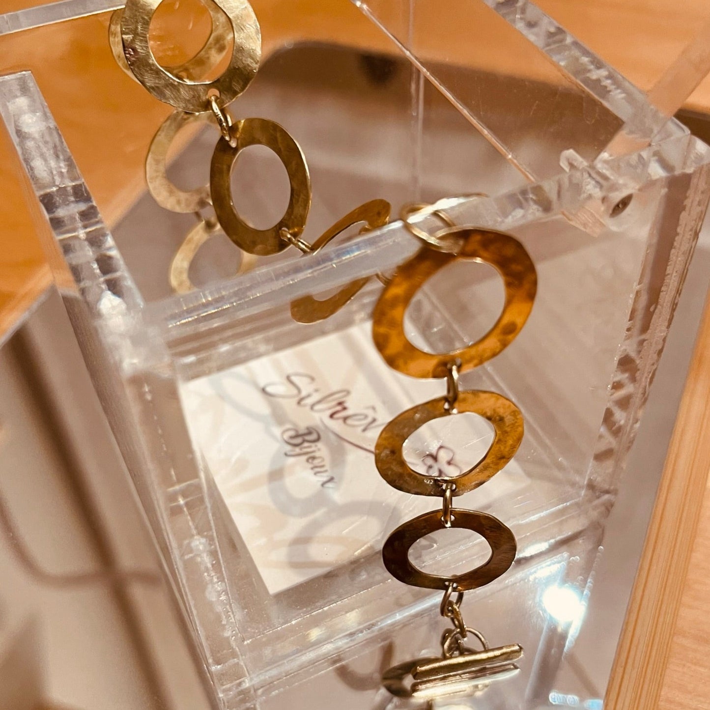 Bracciale in ottone martellato e satinato, realizzato a mano