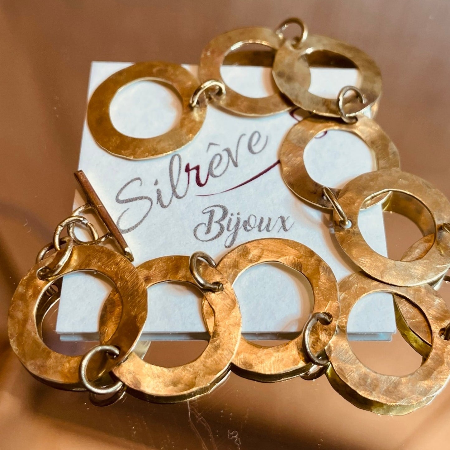 Bracciale in ottone martellato e satinato, realizzato a mano