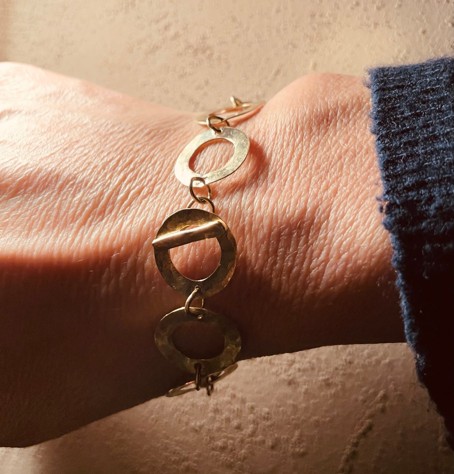 Bracciale in ottone martellato e satinato, realizzato a mano
