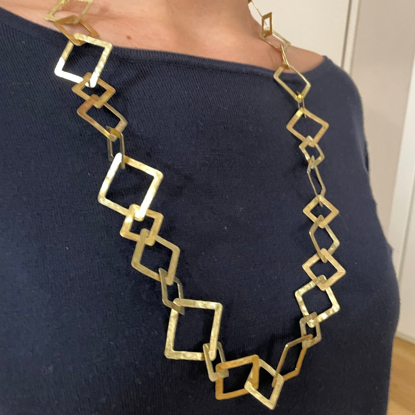 Collana in ottone martellato e satinato realizzata a mano