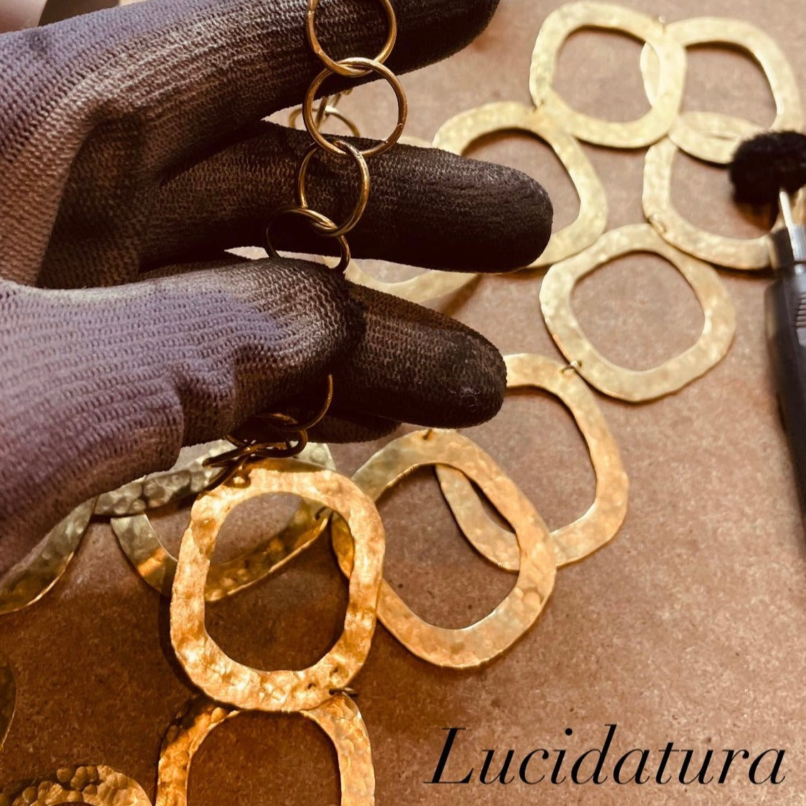 Collana in ottone martellato, realizzata a mano