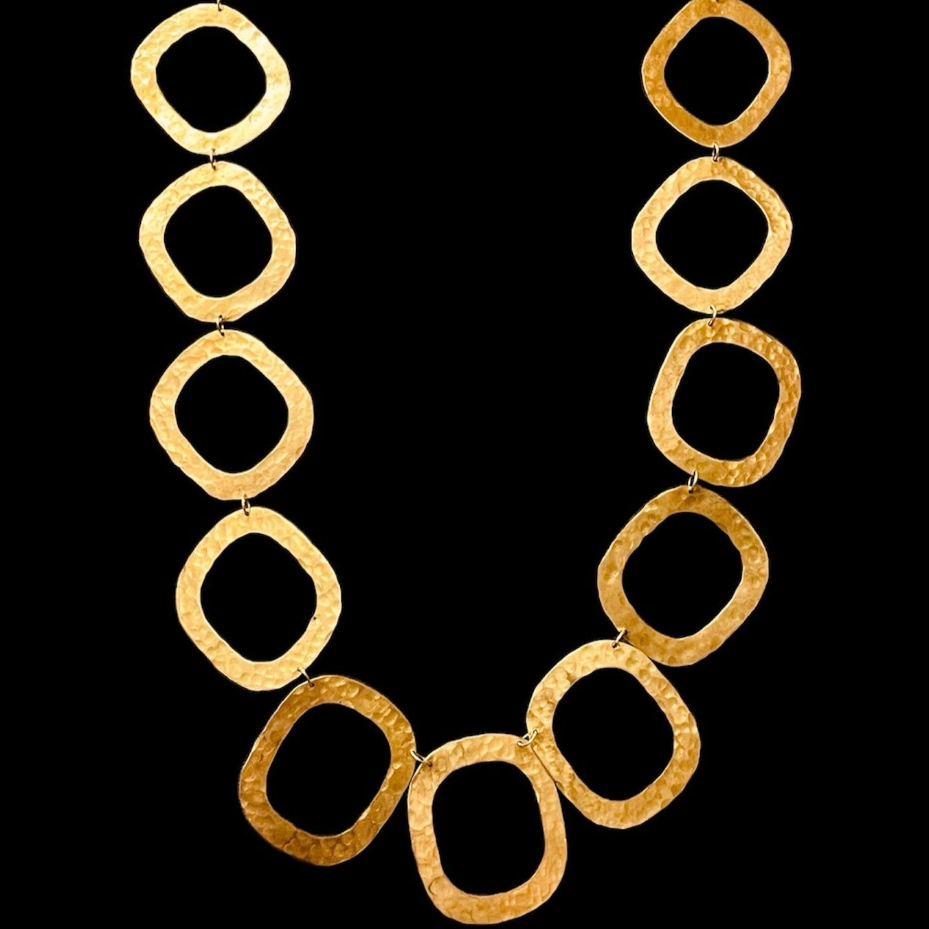 Collana in ottone martellato, realizzata a mano