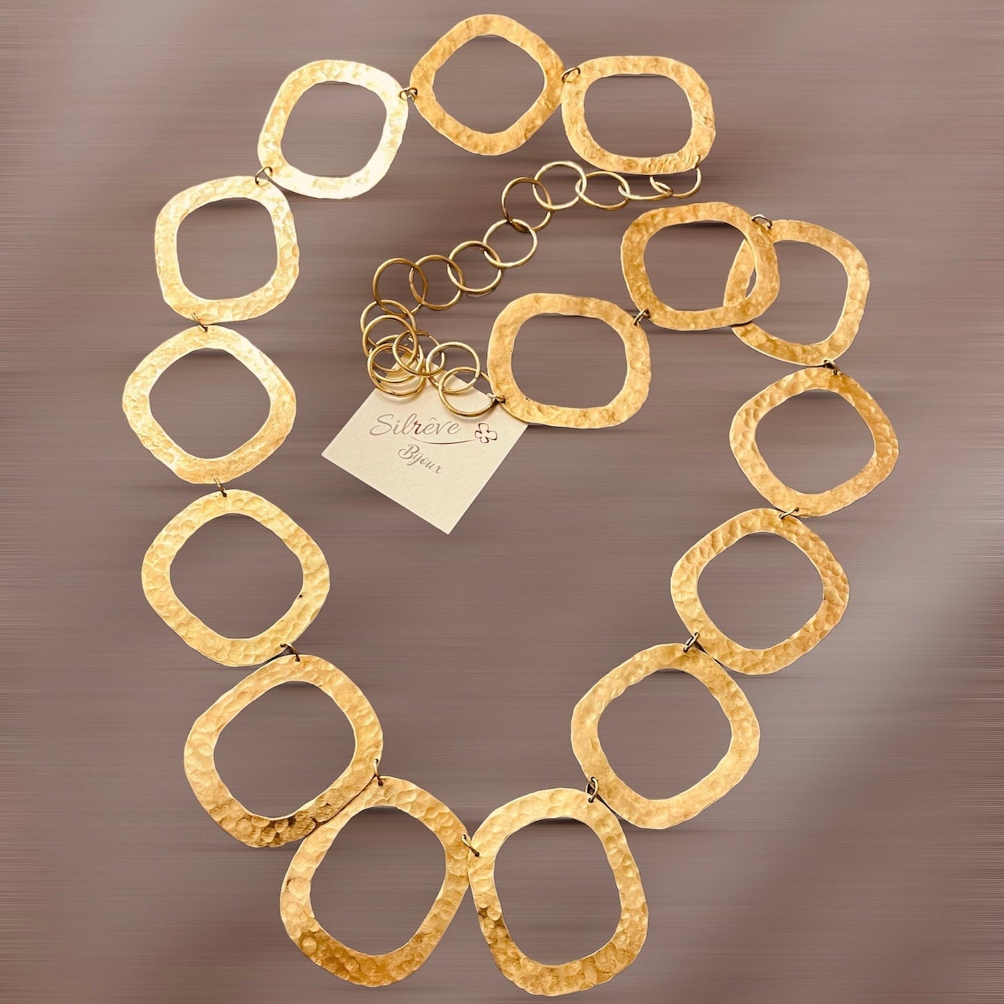 Collana in ottone martellato, realizzata a mano