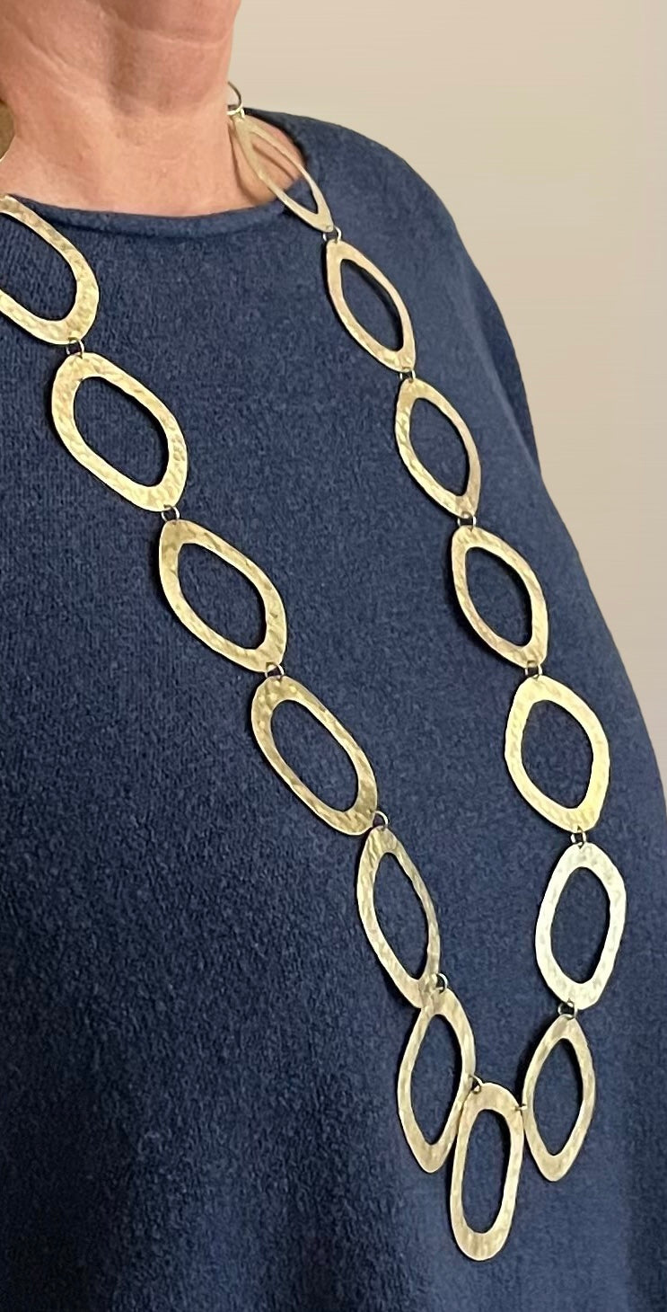 Collana in ottone martellato, realizzata a mano