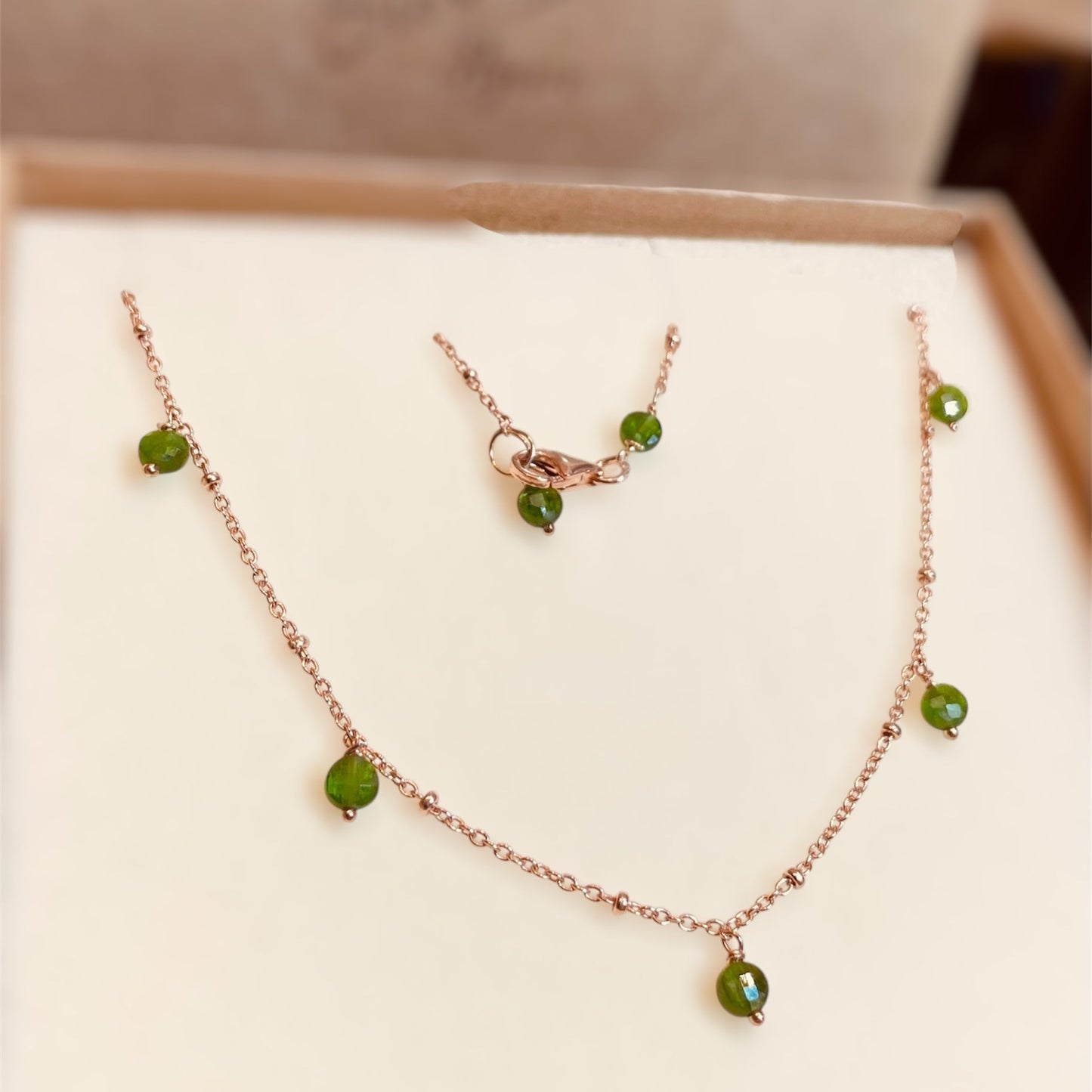 Goldsmith's knot bracelet in Ag. 925, embellished with small colored crystals.