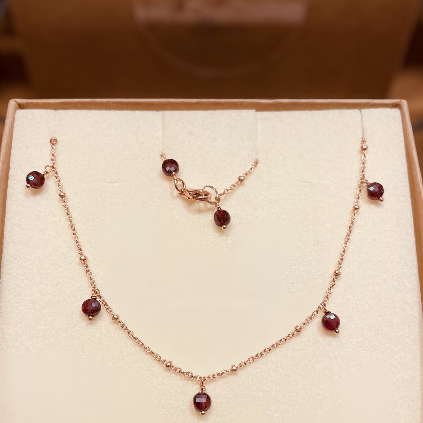 Goldsmith's knot bracelet in Ag. 925, embellished with small colored crystals.