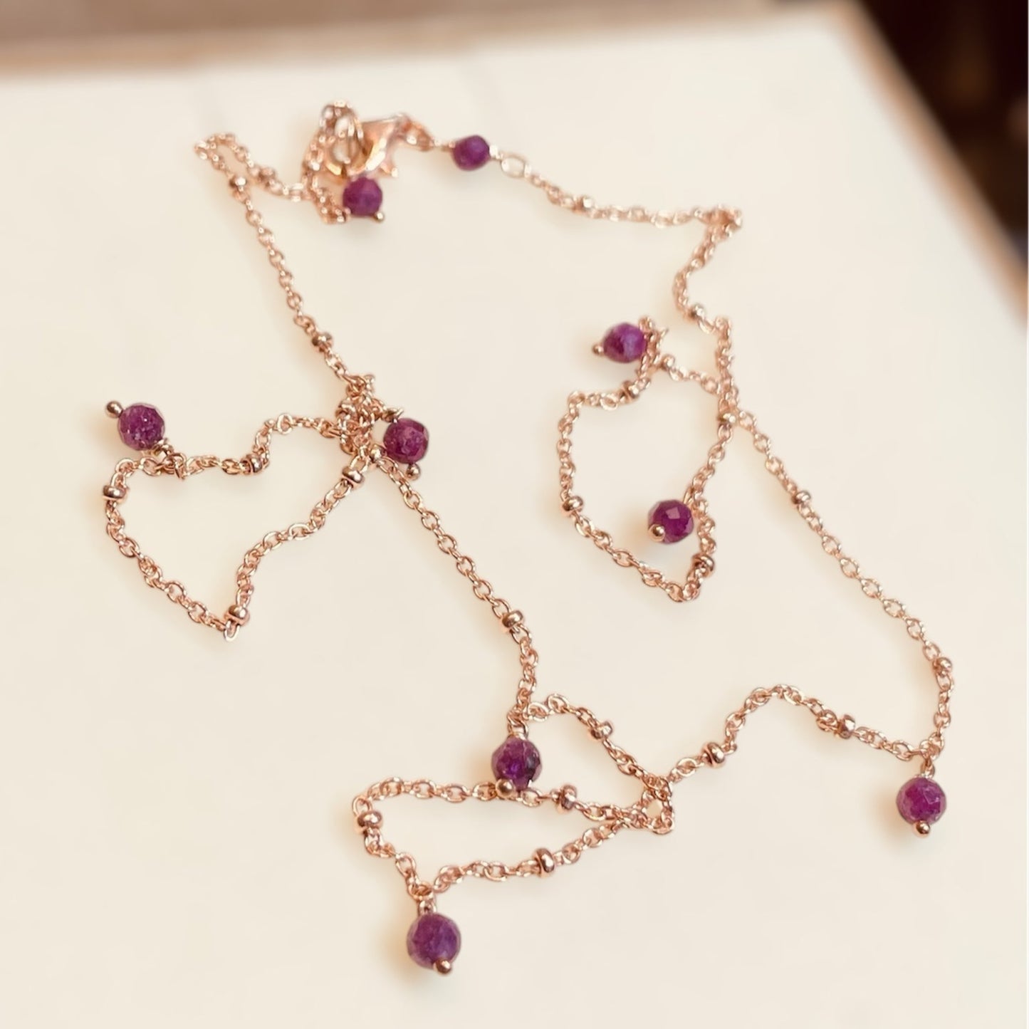 Goldsmith's knot bracelet in Ag. 925, embellished with small colored crystals.