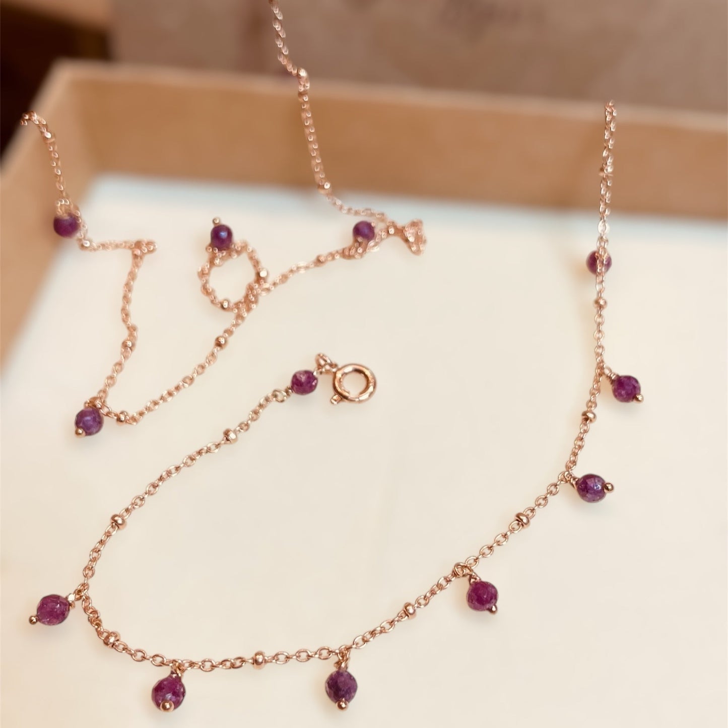 Goldsmith's knot bracelet in Ag. 925, embellished with small colored crystals.