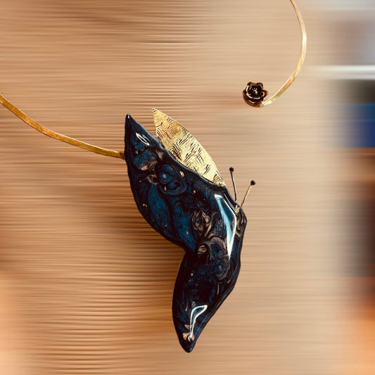 'Mariposa' girocollo rigido in ottone naturale