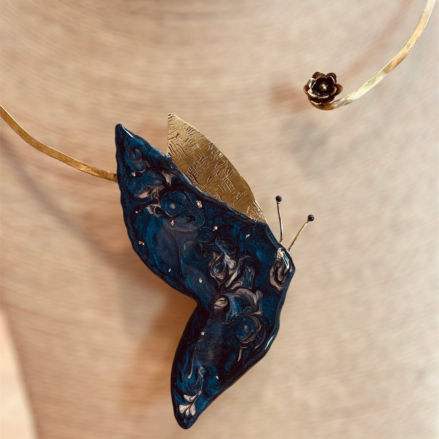 'Mariposa' girocollo rigido in ottone naturale