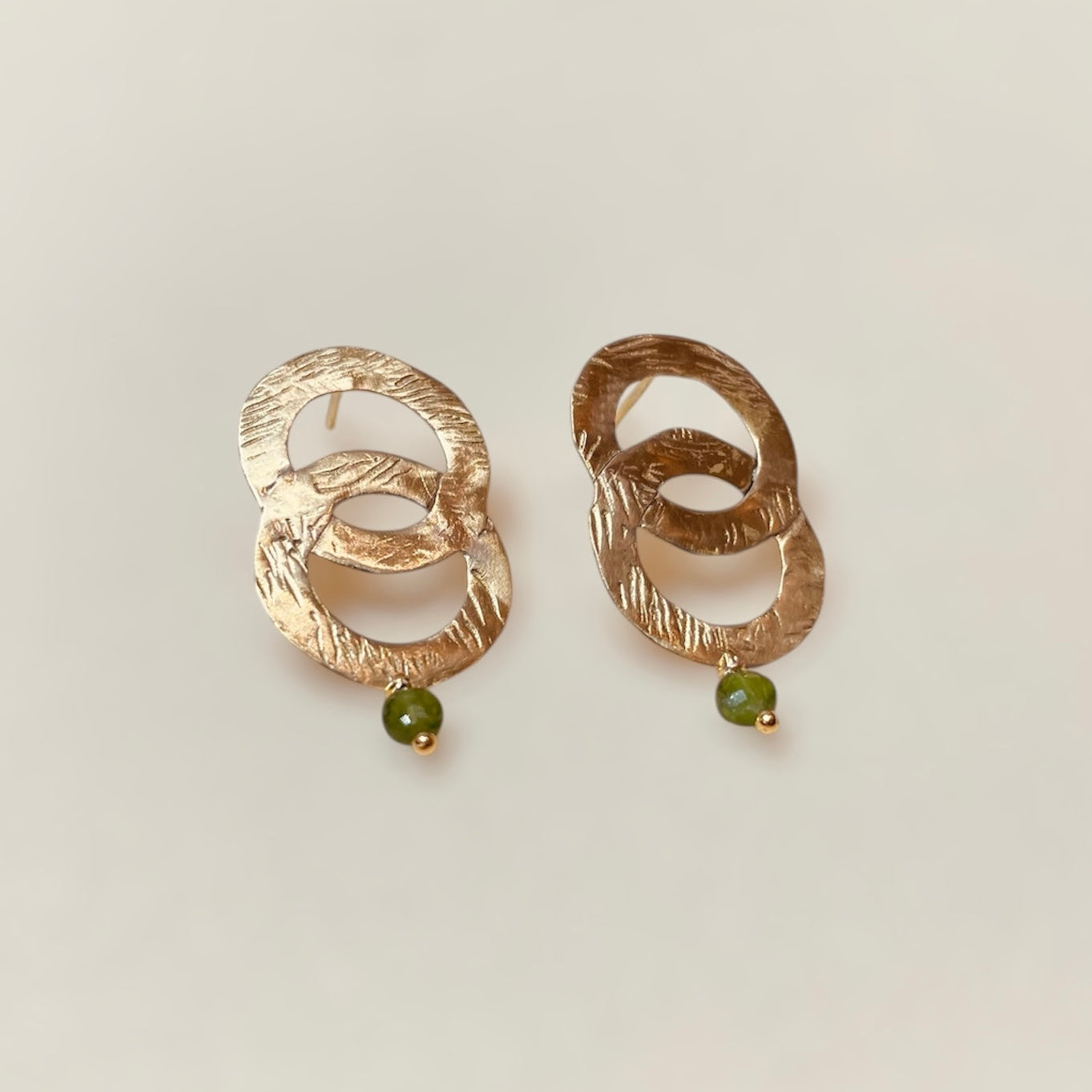 Orecchini pendenti in ottone lavorato a mano, con pietre naturali.