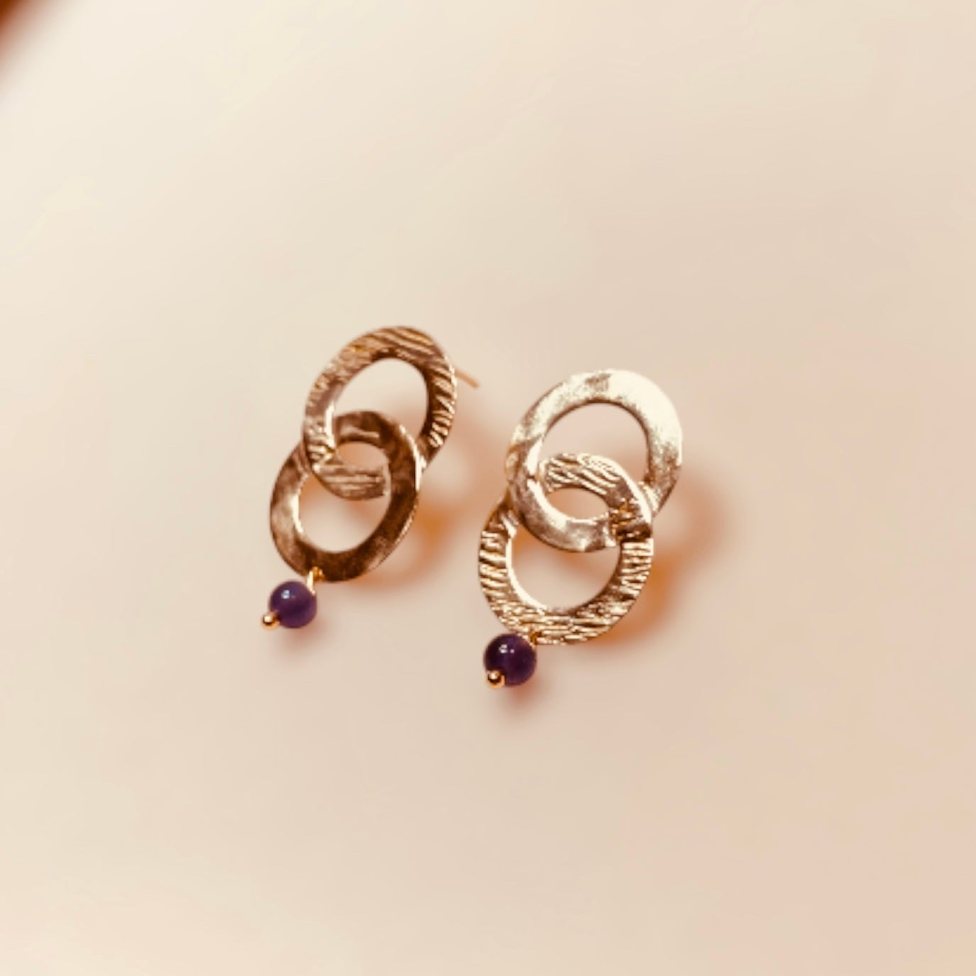 Orecchini pendenti in ottone lavorato a mano, con pietre naturali.