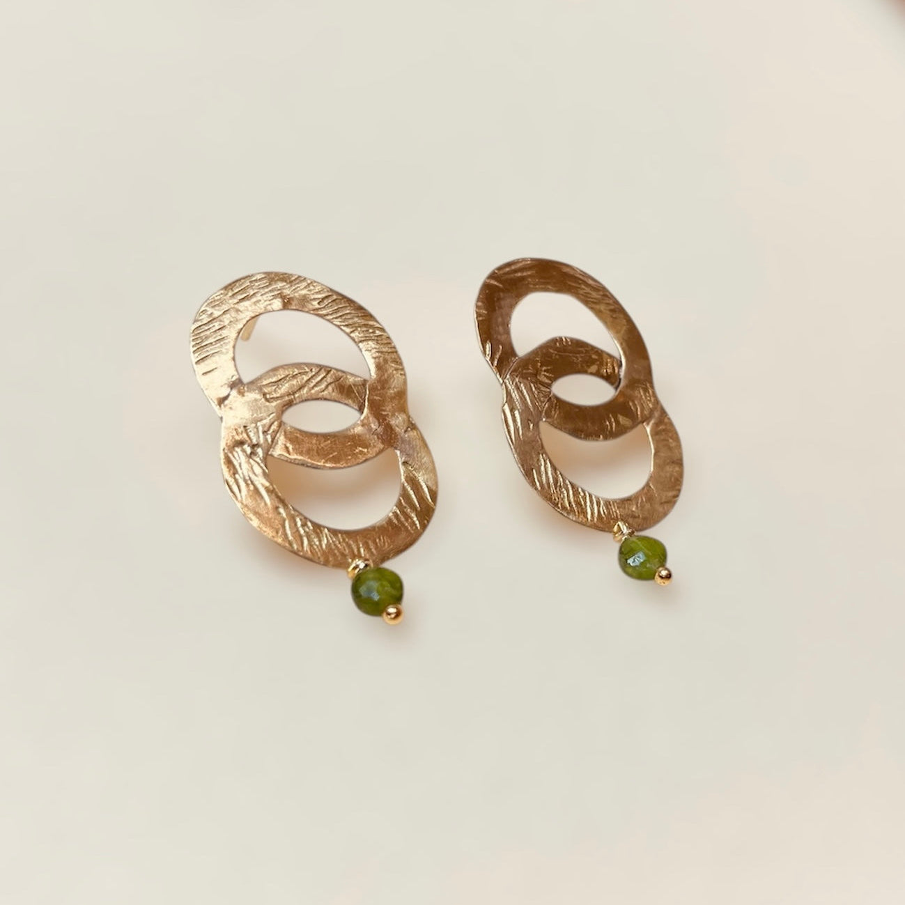 Orecchini pendenti in ottone lavorato a mano, con pietre naturali.