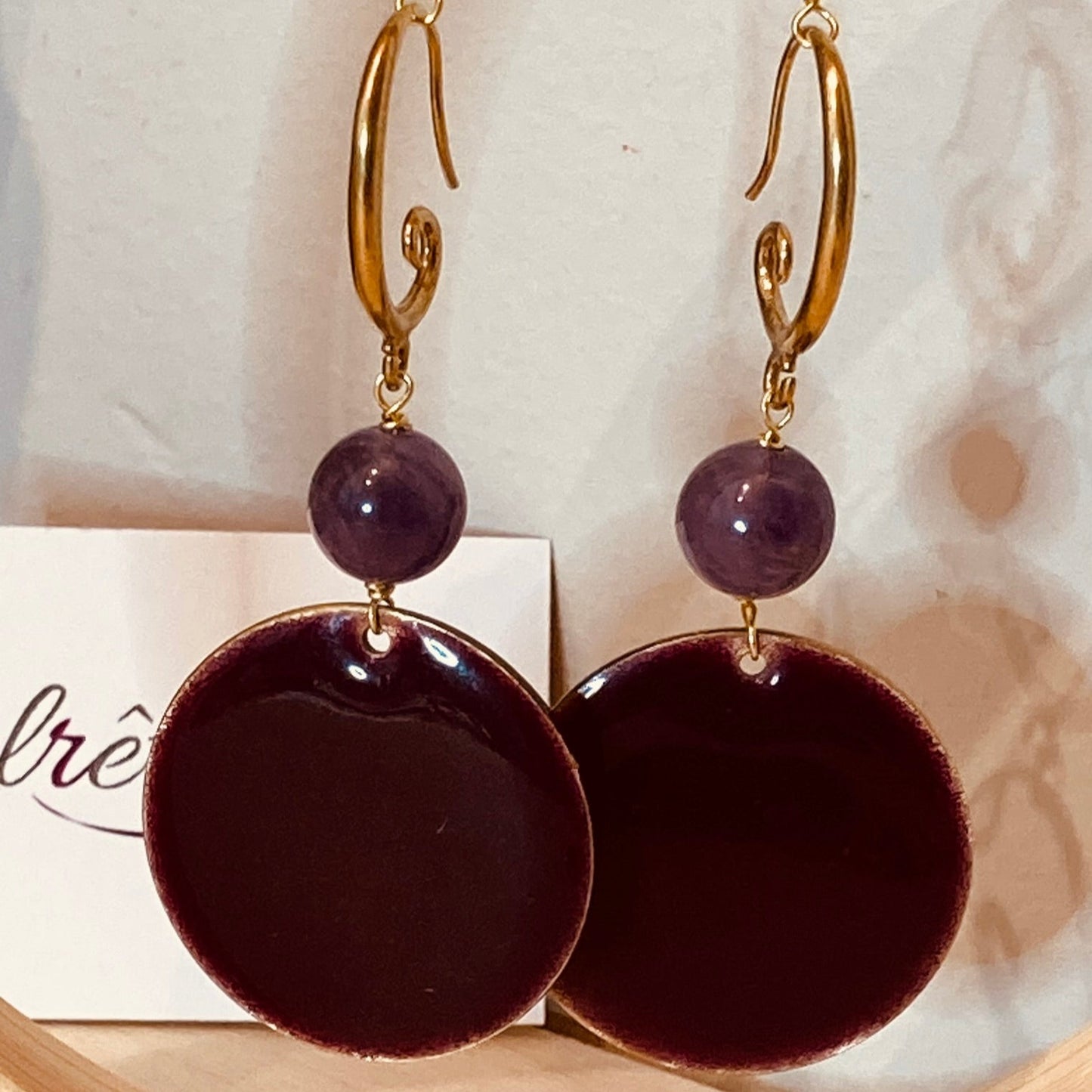 Pendant earrings in natural brass embellished with amethyst pearl
