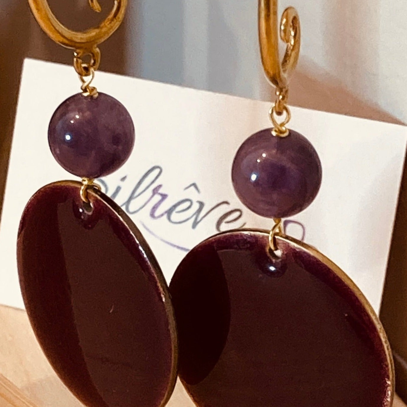 Pendant earrings in natural brass embellished with amethyst pearl