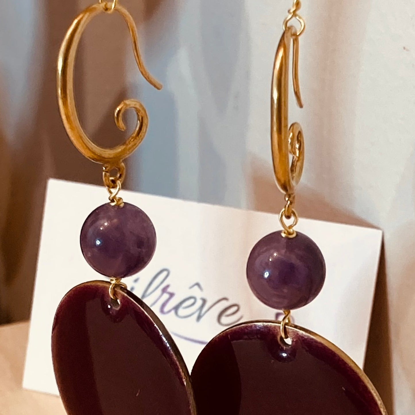 Pendant earrings in natural brass embellished with amethyst pearl