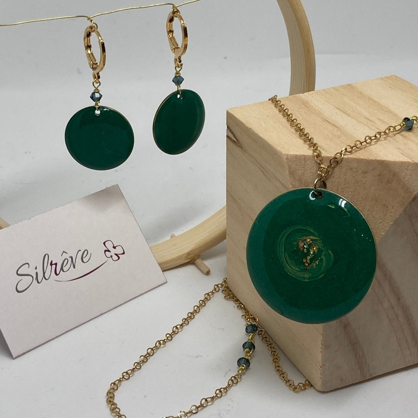 Brass pendant earrings, with small crystals