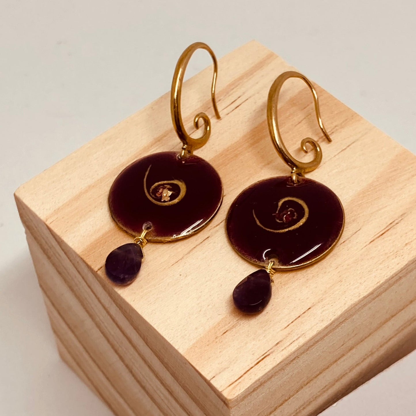 Pendant earrings in natural brass, burgundy gold motifs with amethyst