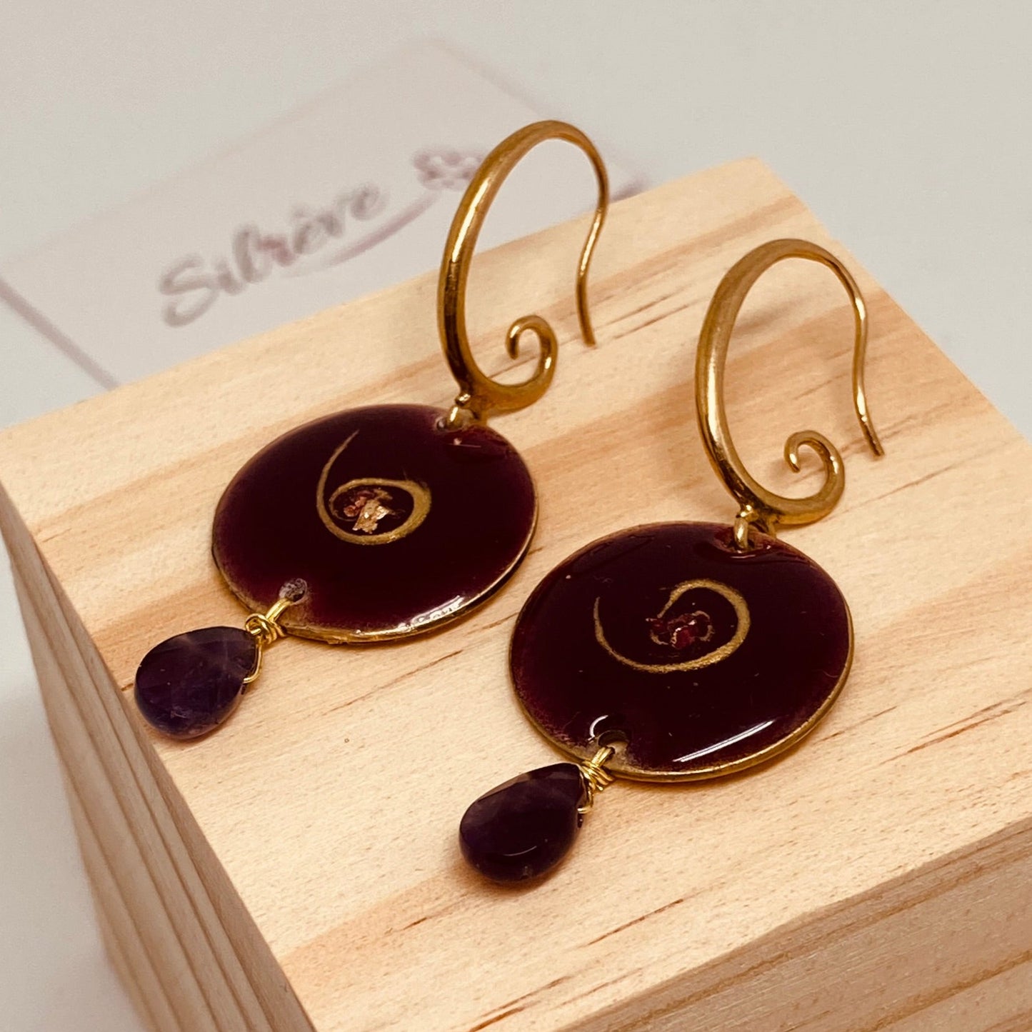 Pendant earrings in natural brass, burgundy gold motifs with amethyst