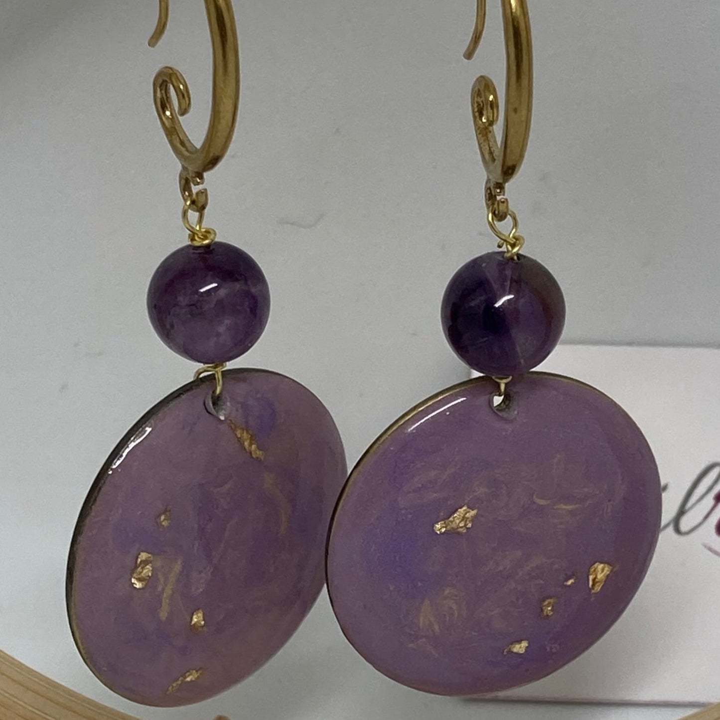 Pendant earrings in natural brass embellished with amethyst pearl