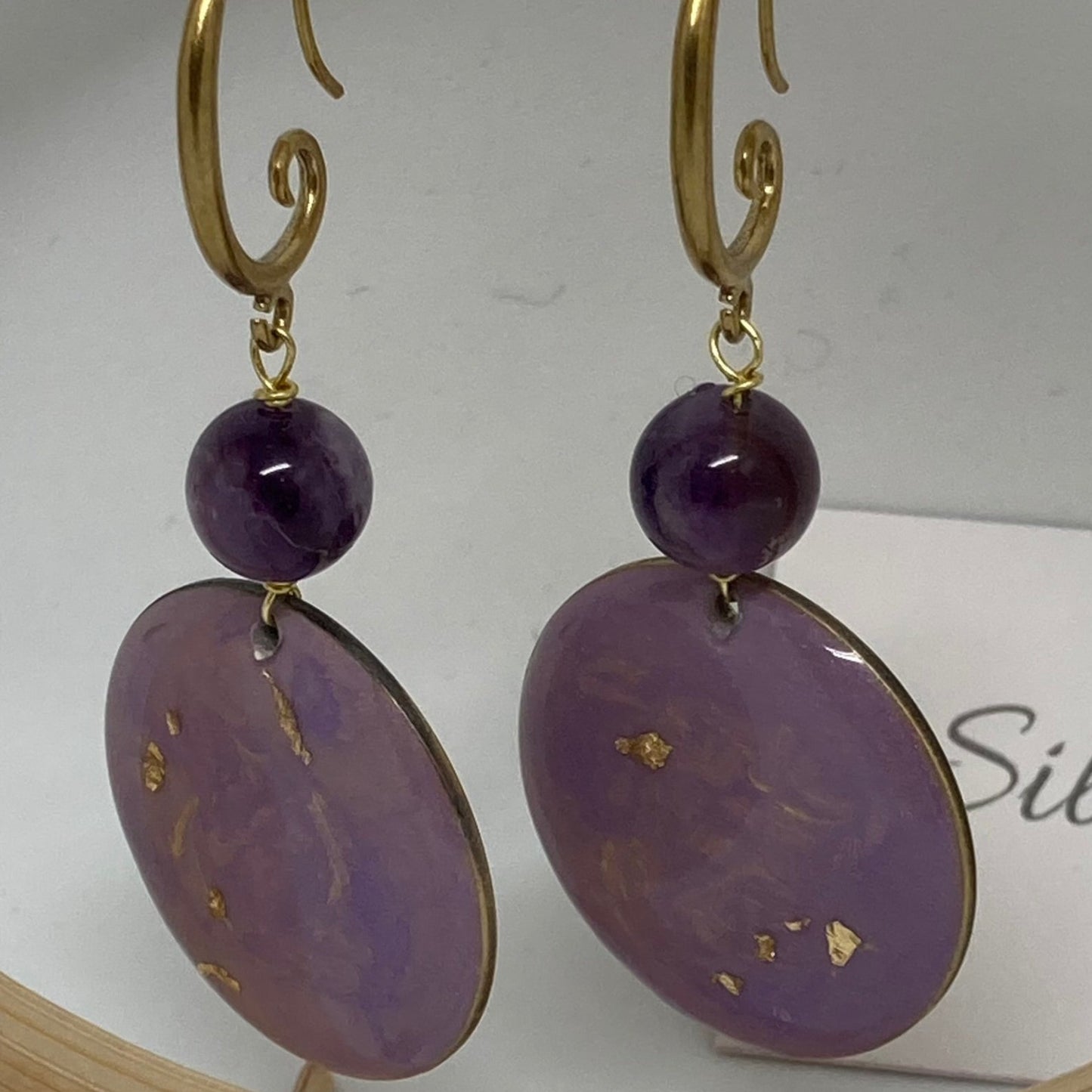 Pendant earrings in natural brass embellished with amethyst pearl