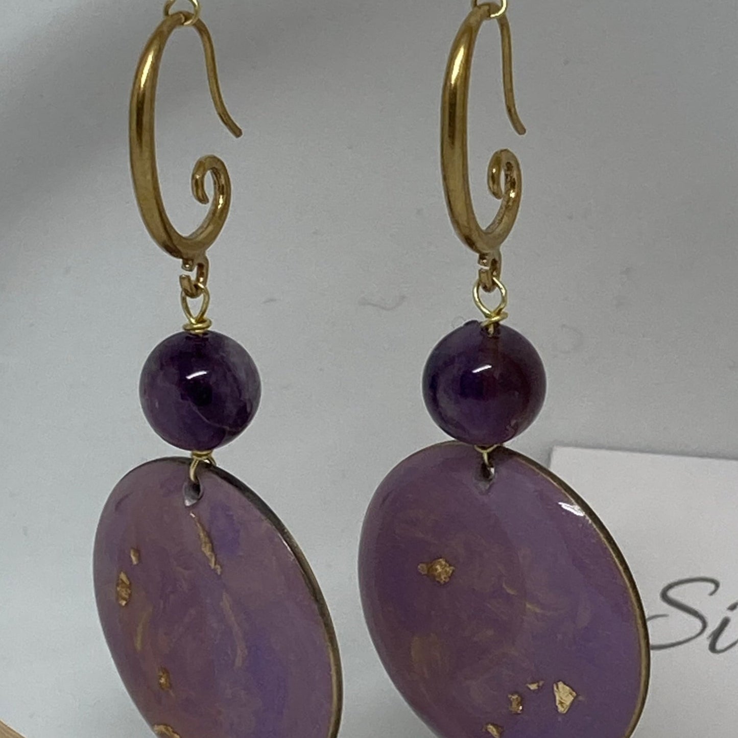 Pendant earrings in natural brass embellished with amethyst pearl